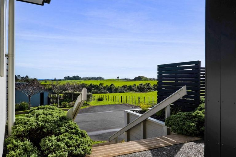 Photo of property in 4 Vardon Way, Waiwhakaiho, New Plymouth, 4312