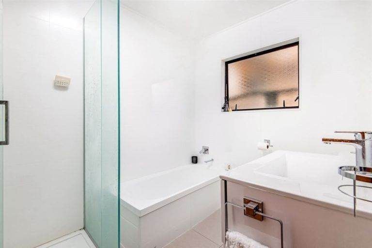 Photo of property in 2/16 Mistletoe Place, Browns Bay, Auckland, 0630