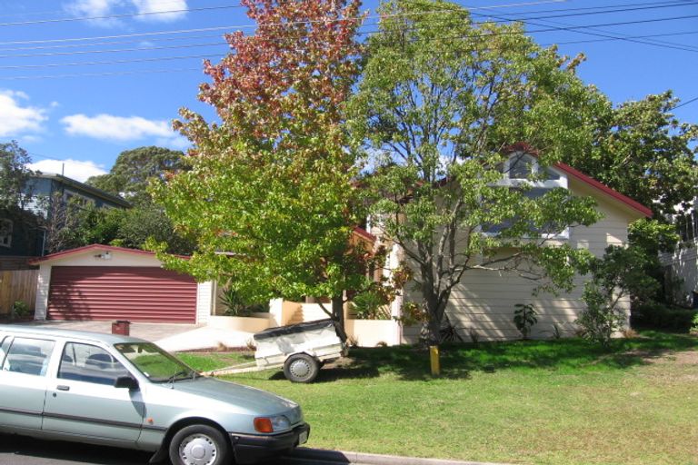 Photo of property in 35 Seaton Road, Murrays Bay, Auckland, 0630