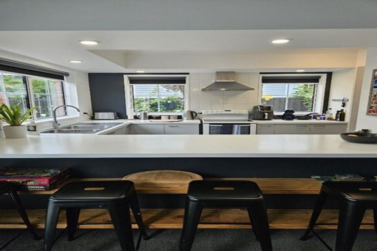 Photo of property in 1/50 Saint Andrews Square, Strowan, Christchurch, 8052