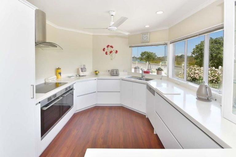 Photo of property in 52 Settlers Grove, Orewa, 0931