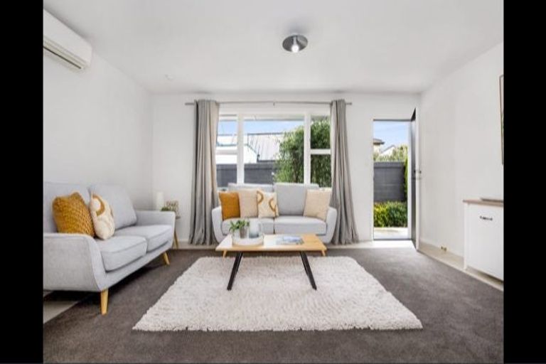 Photo of property in 2/111 Aikmans Road, Merivale, Christchurch, 8014