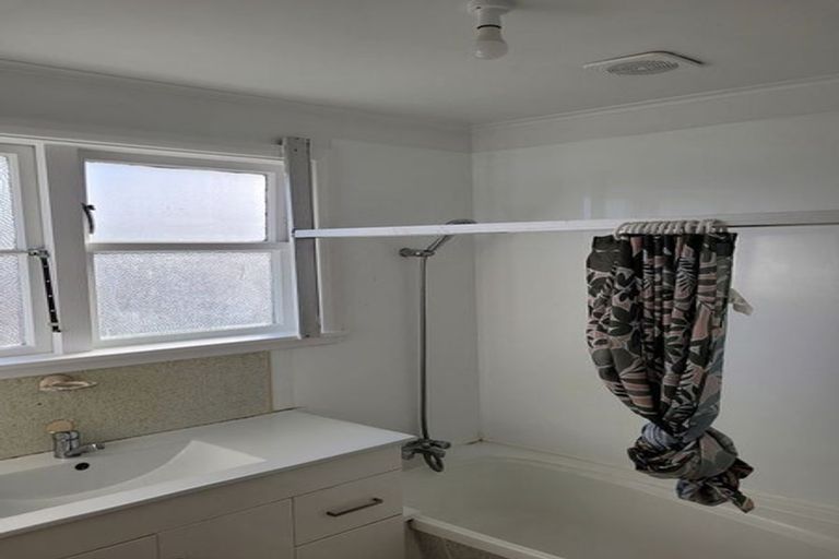 Photo of property in 33 Naenae Road, Naenae, Lower Hutt, 5011