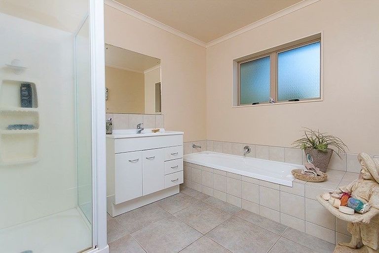 Photo of property in 18 Ernest Shackleton Place, Waiuku, 2123