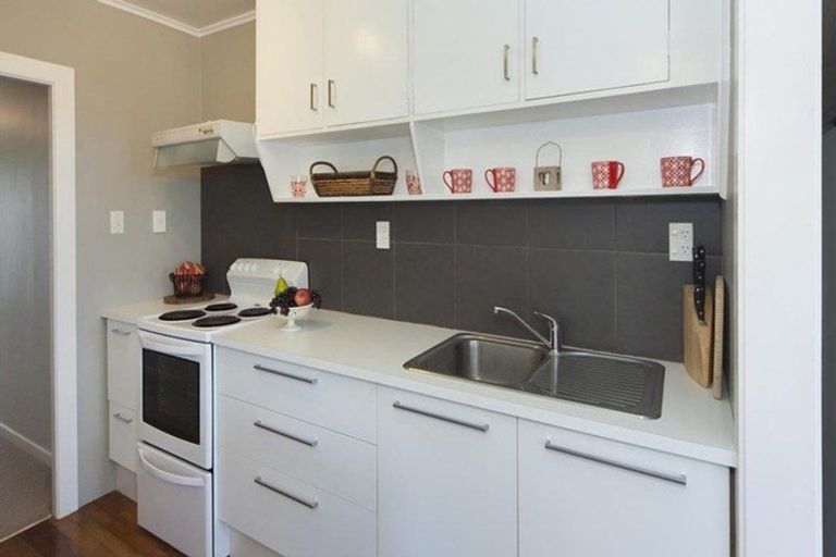 Photo of property in 50 Hobsonville Road, West Harbour, Auckland, 0618