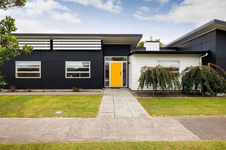 Photo of property in 2 Chestnut Close, Kelvin Grove, Palmerston North, 4414