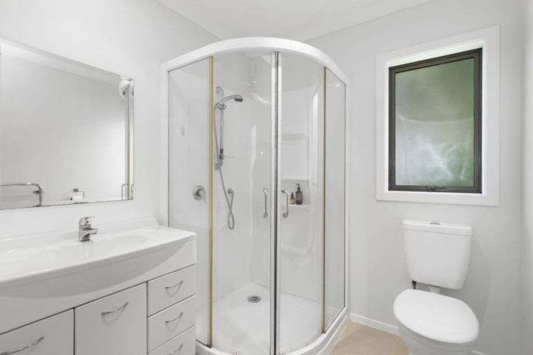 Photo of property in 5 Mcewen Crescent, Riverstone Terraces, Upper Hutt, 5018