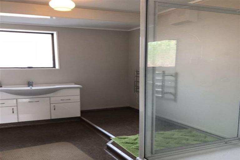 Photo of property in 1/4267 Great North Road, Glendene, Auckland, 0602