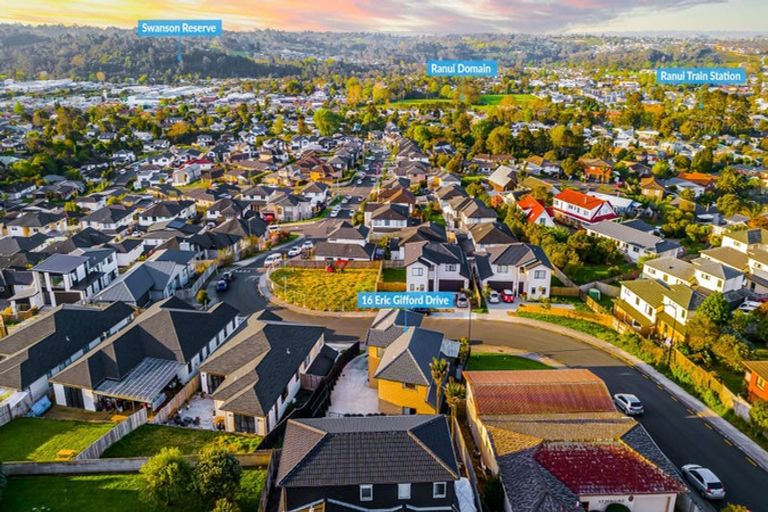 Photo of property in 16 Eric Gifford Drive, Ranui, Auckland, 0612