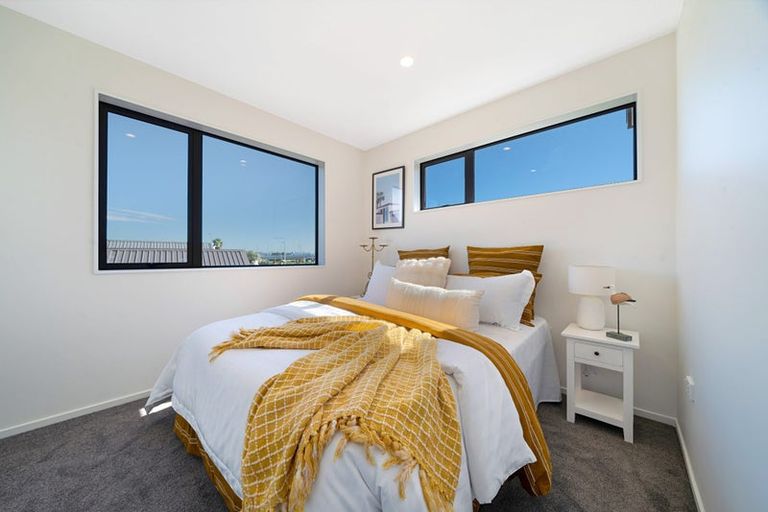 Photo of property in 53 Meadowood Drive, Unsworth Heights, Auckland, 0632