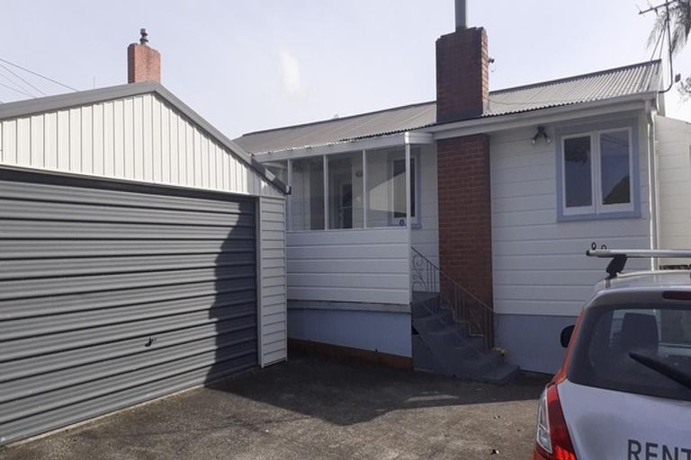 Photo of property in 33 Sturges Road, Henderson, Auckland, 0612