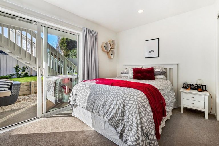 Photo of property in 2/10 Webb Place, Forrest Hill, Auckland, 0620