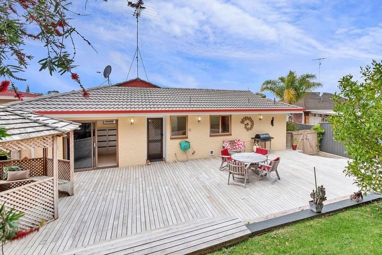 Photo of property in 11 Robin Lane, Browns Bay, Auckland, 0630