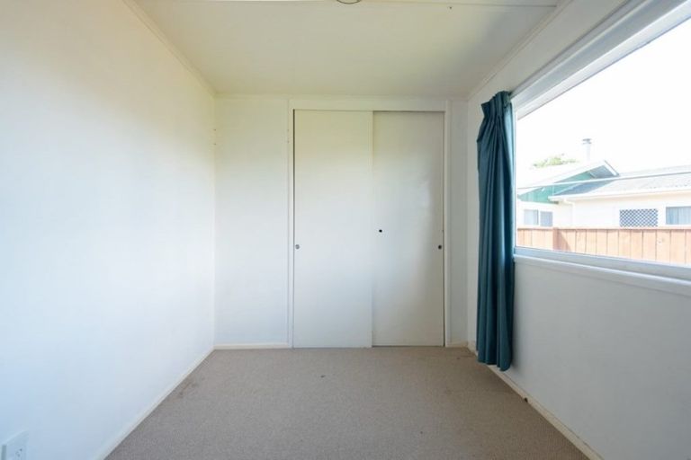 Photo of property in 28 Raglan Avenue, Cloverlea, Palmerston North, 4412