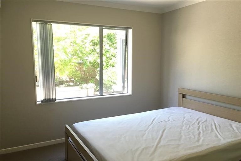 Photo of property in 12 Bintulu Place, Fairview Heights, Auckland, 0632