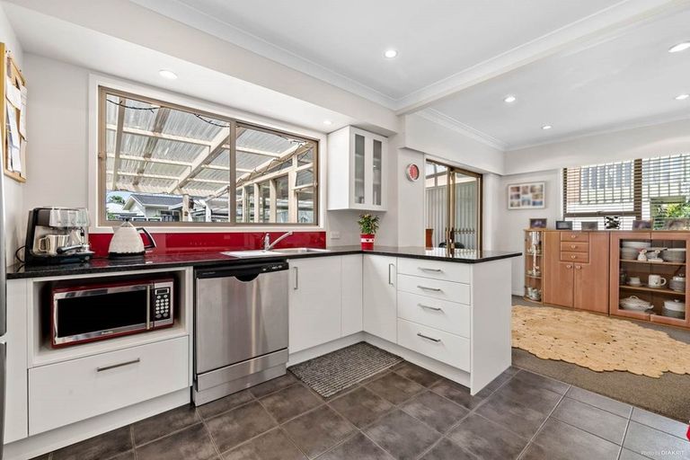 Photo of property in 27 Kurnell Drive, Botany Downs, Auckland, 2010