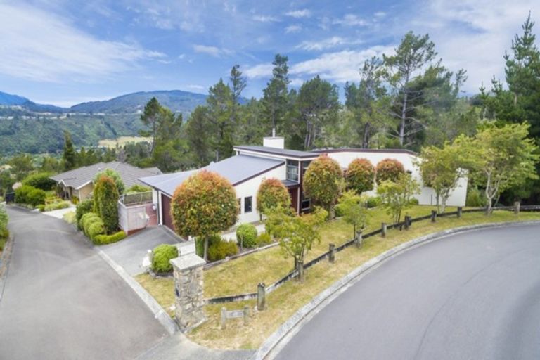 Photo of property in 22 Mount Marua Way, Timberlea, Upper Hutt, 5018