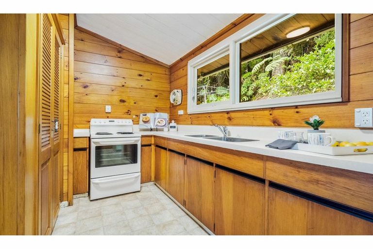 Photo of property in 230 Atkinson Road, Titirangi, Auckland, 0604