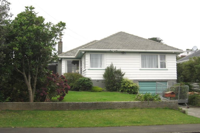 Photo of property in 28 Oswald Crescent, Paparangi, Wellington, 6037