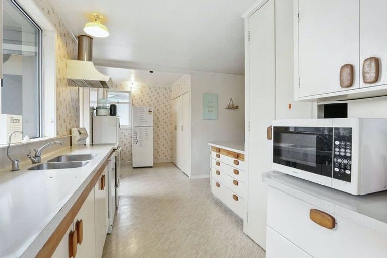 Photo of property in 37 Beaubank Road, Kelston, Auckland, 0602