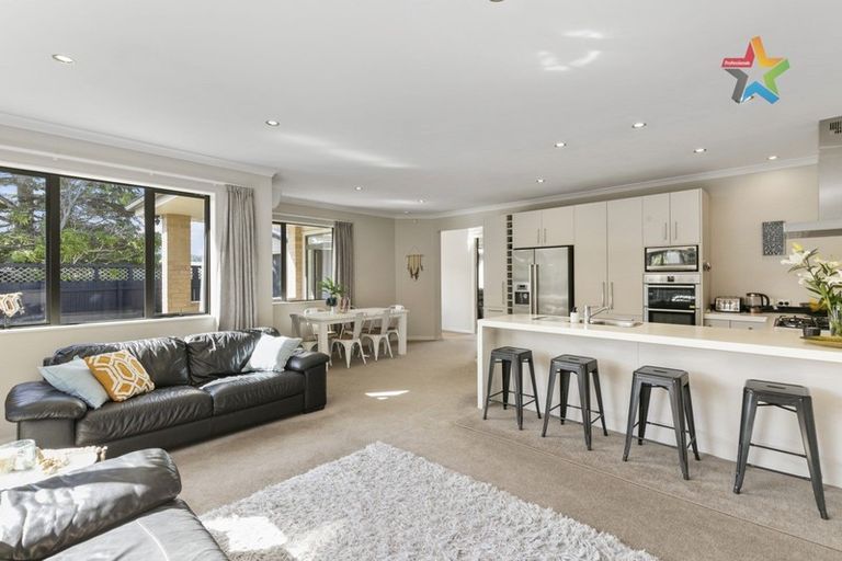 Photo of property in 289 Stokes Valley Road, Stokes Valley, Lower Hutt, 5019