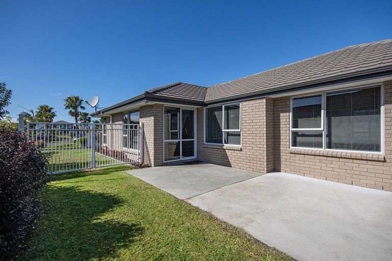 Photo of property in 82 Barbados Way, One Tree Point, 0118