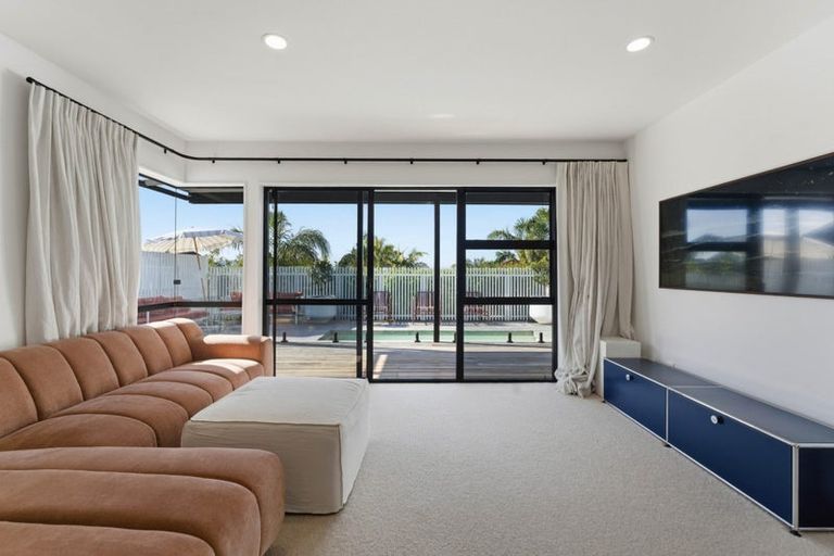 Photo of property in 2/11 Seaview Road, Castor Bay, Auckland, 0620