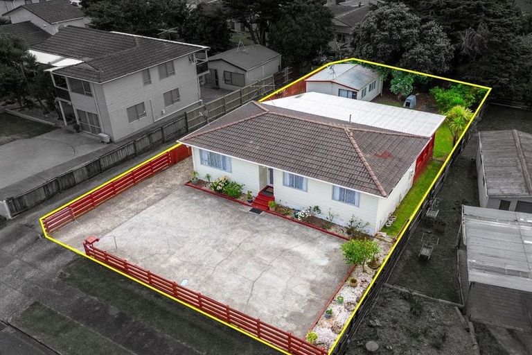 Photo of property in 22 Becker Drive, Weymouth, Auckland, 2103