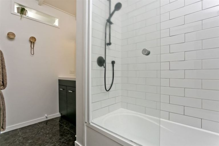 Photo of property in 2/98 Eversleigh Road, Belmont, Auckland, 0622