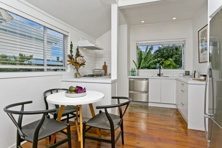 Photo of property in 1/91 Queen Street, Northcote Point, Auckland, 0627