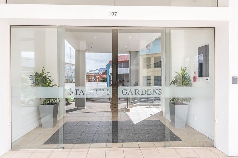 Photo of property in Stadium Garden Flats, 308/107 Thorndon Quay, Pipitea, Wellington, 6011