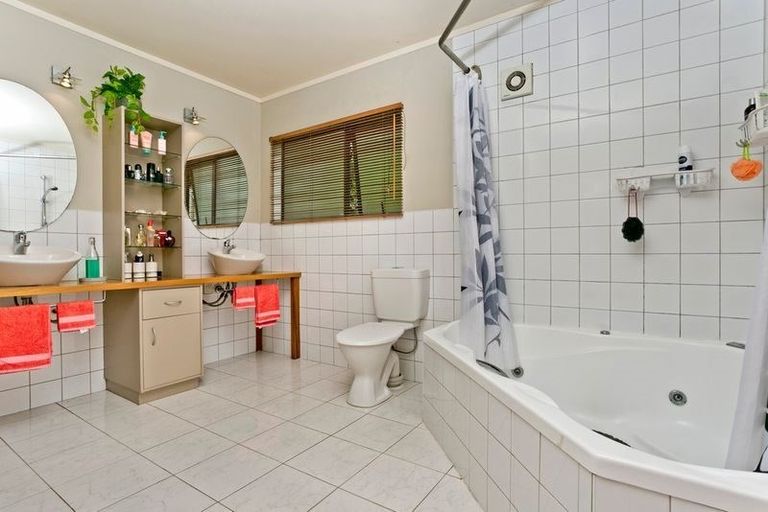 Photo of property in 2/32 Glendhu Road, Bayview, Auckland, 0629