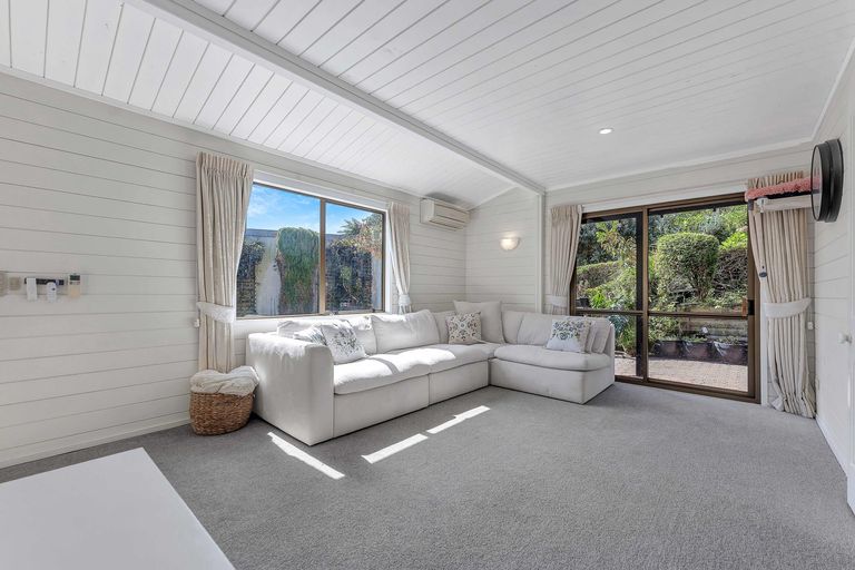 Photo of property in 2/7 Mccall Place, Opaheke, Papakura, 2113