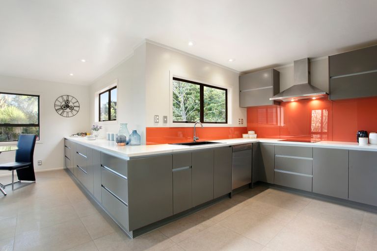 Photo of property in 24 Atarua Gardens, Waiatarua, Auckland, 0604