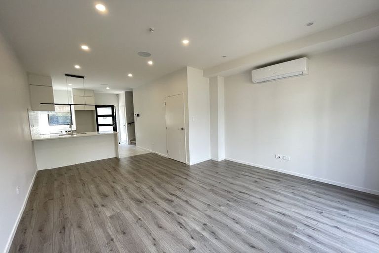 Photo of property in 2/105 Hobsonville Road, West Harbour, Auckland, 0618