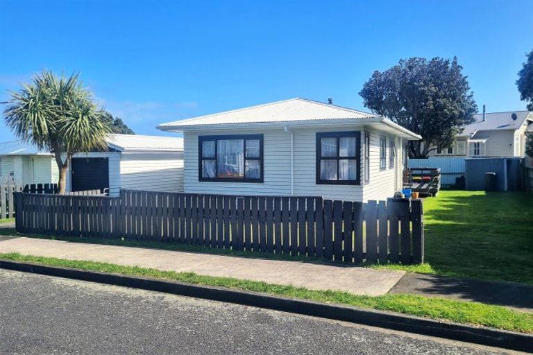 Photo of property in 3 Hickey Place, Opunake, 4616