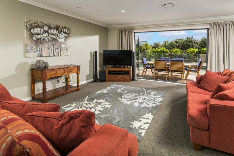 Photo of property in 113a Constable Road, Muriwai, Waimauku, 0881