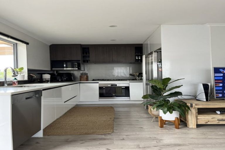 Photo of property in 8 Advene Road, Cockle Bay, Auckland, 2014