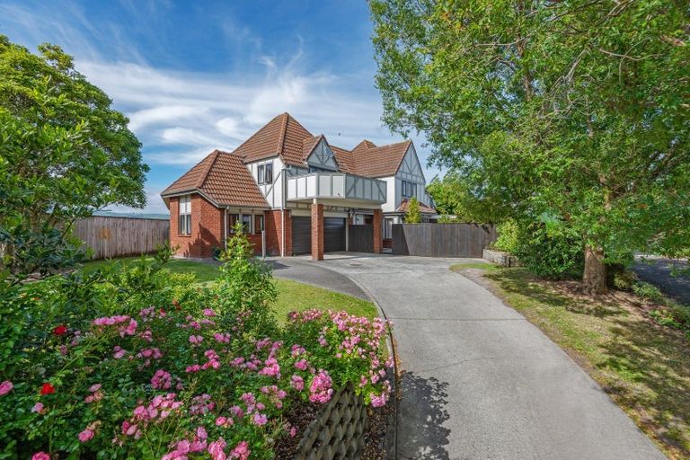 Photo of property in 21 Springdale Grove, Fitzherbert, Palmerston North, 4410