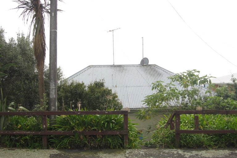 Photo of property in 6 Weston Street, Moturoa, New Plymouth, 4310