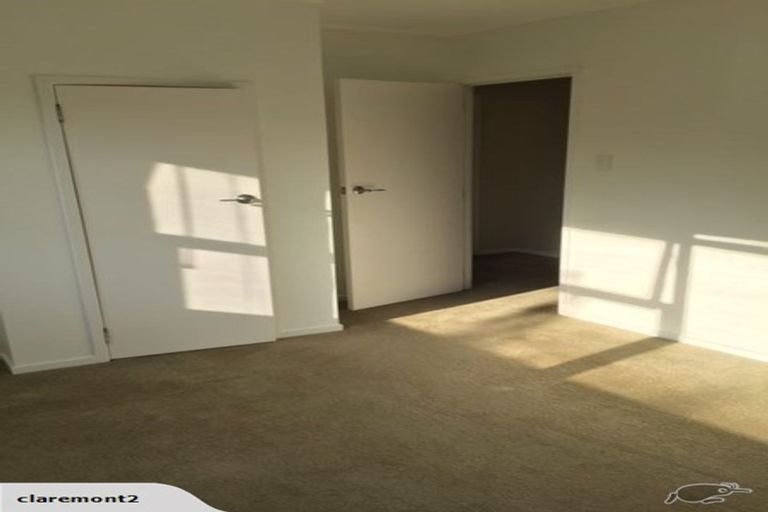 Photo of property in 24 Holdaway Avenue, Northcote, Auckland, 0627