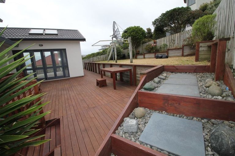 Photo of property in 28 Tamworth Crescent, Newlands, Wellington, 6037