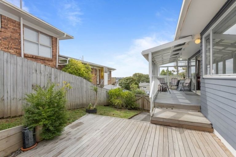 Photo of property in 52 Ayton Drive, Totara Vale, Auckland, 0629