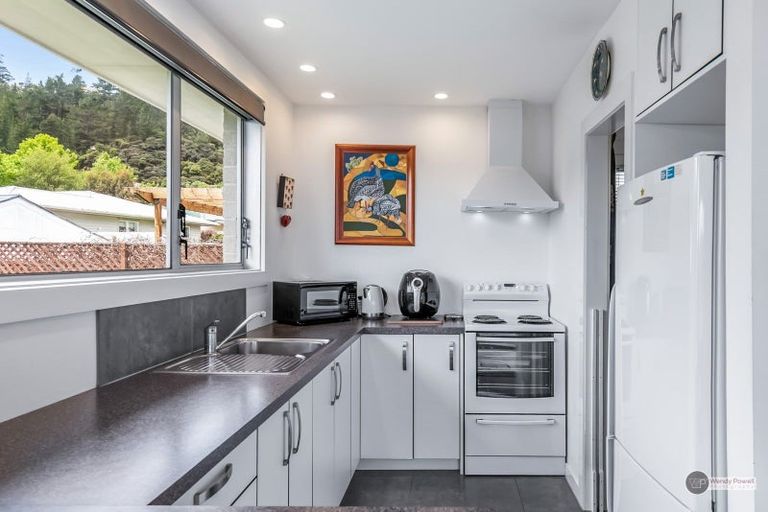 Photo of property in 10a Helvetia Grove, Naenae, Lower Hutt, 5011