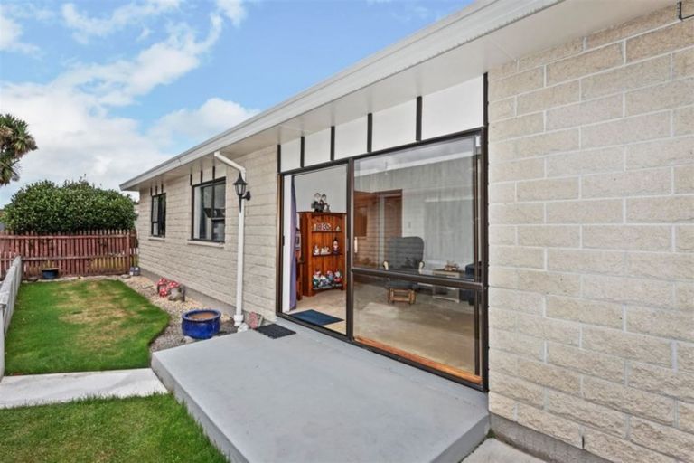 Photo of property in 2/92c Englefield Road, Northwood, Christchurch, 8051