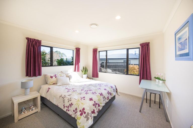 Photo of property in 111 Ruapehu Drive, Fitzherbert, Palmerston North, 4410