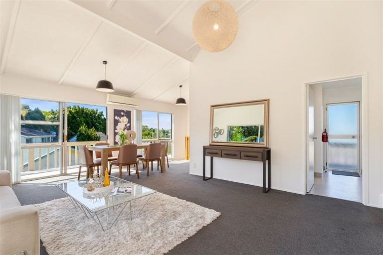 Photo of property in 2/595 Glenfield Road, Totara Vale, Auckland, 0629