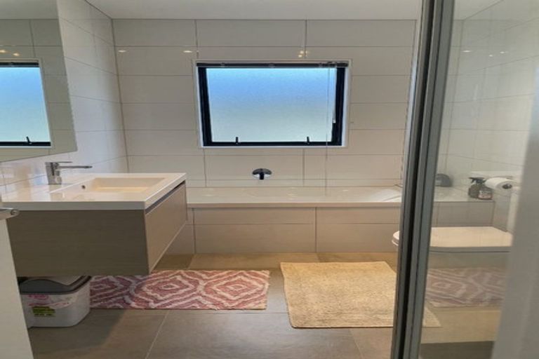 Photo of property in 8 Rauriki Lane, Rosehill, Papakura, 2113