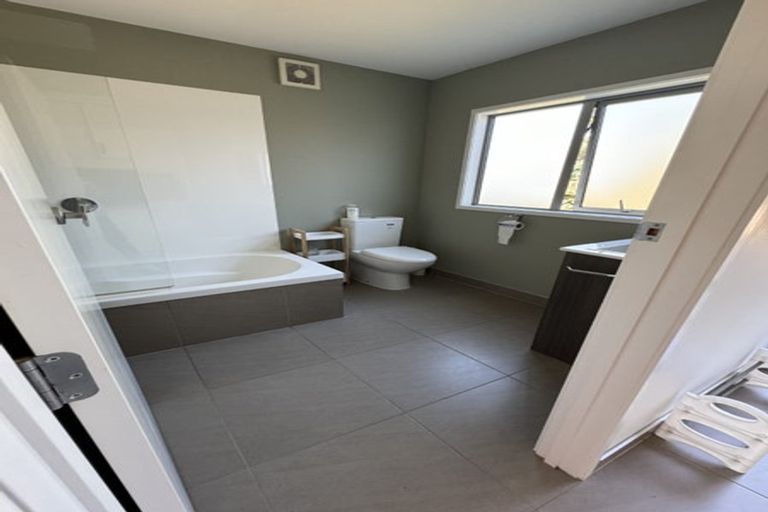 Photo of property in 8 September Place, Forrest Hill, Auckland, 0620