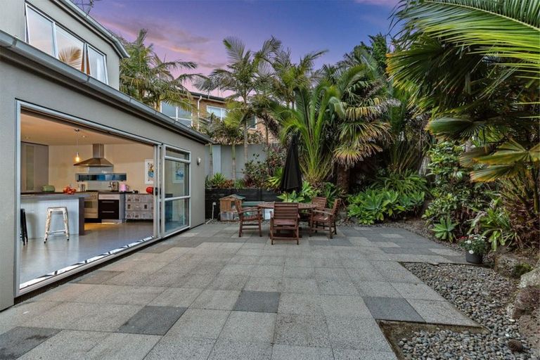 Photo of property in 9a Lupetti Rise, West Harbour, Auckland, 0618